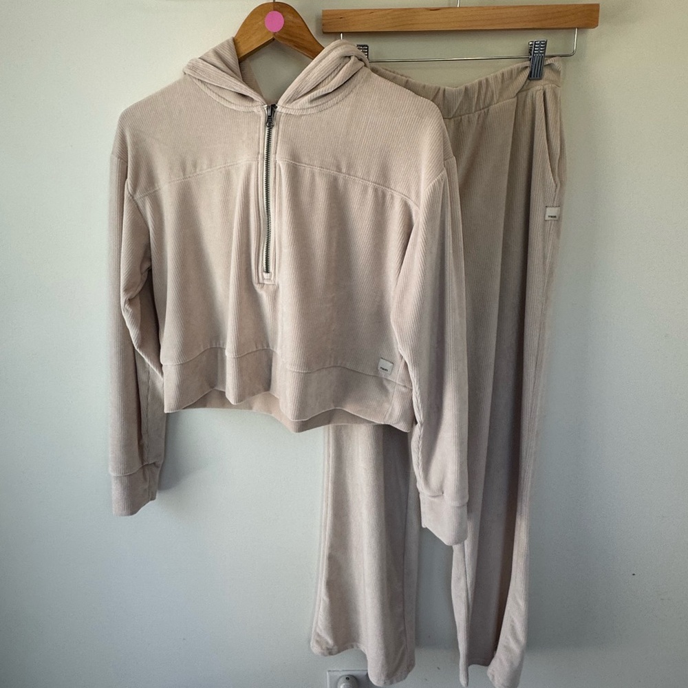 Vuori Haven Cropped Sweatshirt and Sweatpants Set in Bone